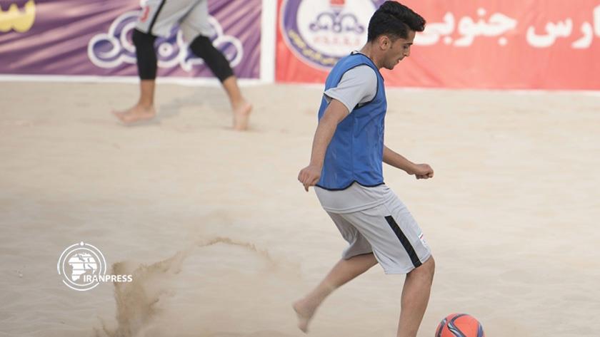 Iranpress: Iran, Belarus beach soccer teams train in Bushehr