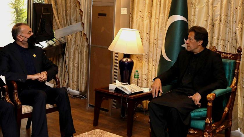 Iranpress: Iran, Pakistan confer on expanding bilateral ties