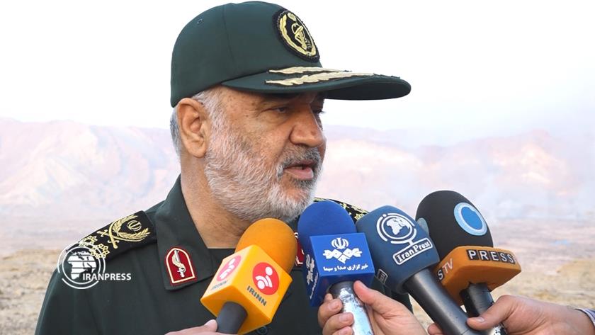 Iranpress: Gen. Salami praised achievements by IRGC naval forces
