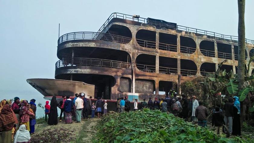 Iranpress: Blaze in Bangladesh ferry leaves dozens dead