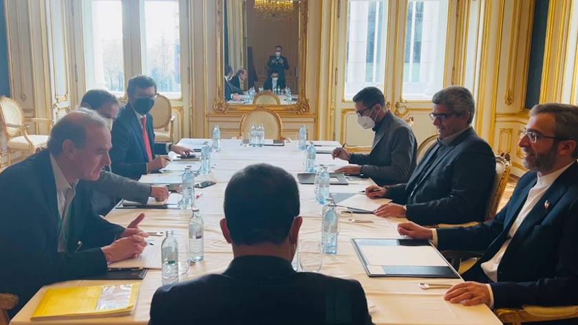 Iranpress: Iran, E3, Mora meet in Vienna to continue talks on lifting sanctions