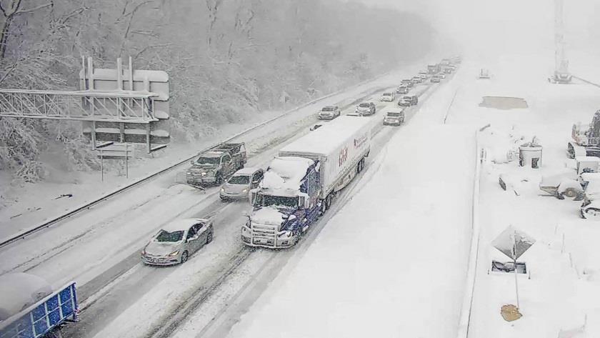 Iranpress: Snow storm hits hard US leaving 5 dead, hundreds stranded