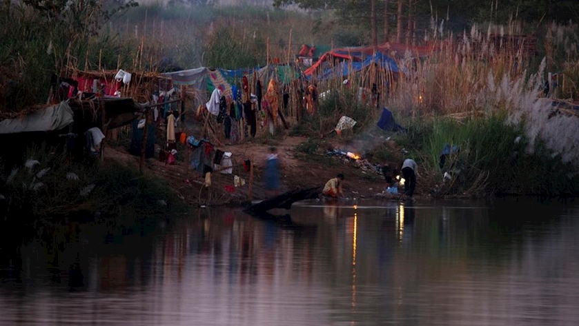 Iranpress: Fleeing violence in Myanmar, thousands camp along Thai border river
