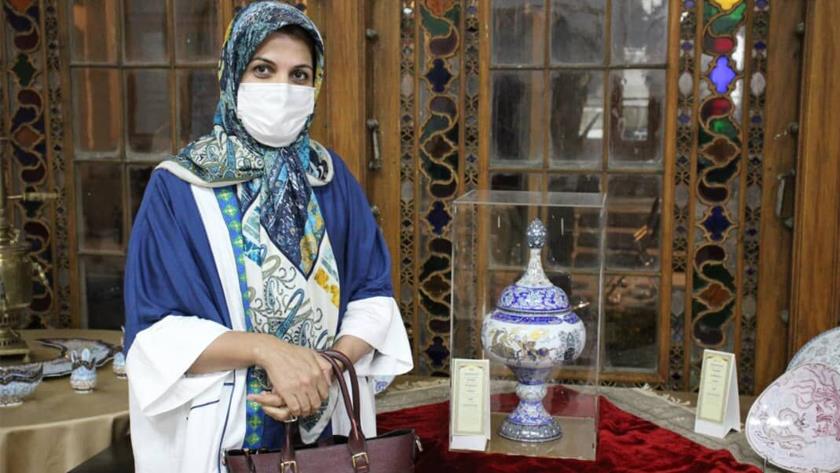 Iranpress: Iranian lady wins International Handicraft Award 2021 