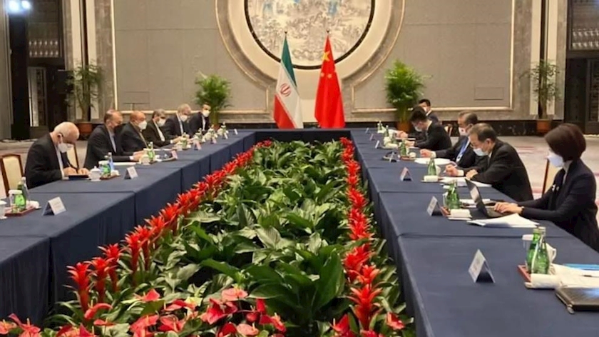 Iranpress: Iran, China FMs discuss issues of mutual interest