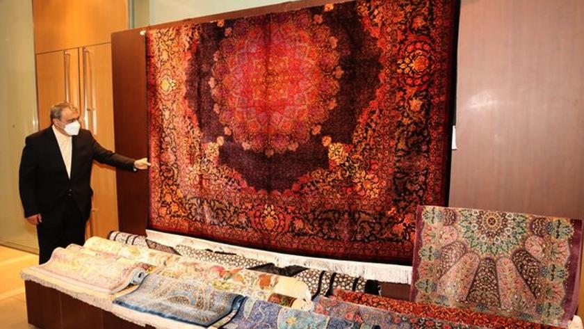 Iranpress: Iran holds exhibition of hand-woven carpets in Tokyo