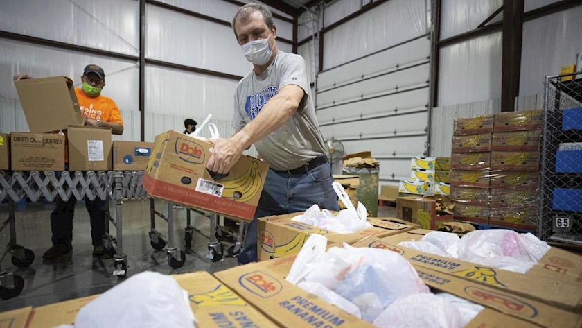 Iranpress: Omicron wave leaves US food banks scrambling for volunteers