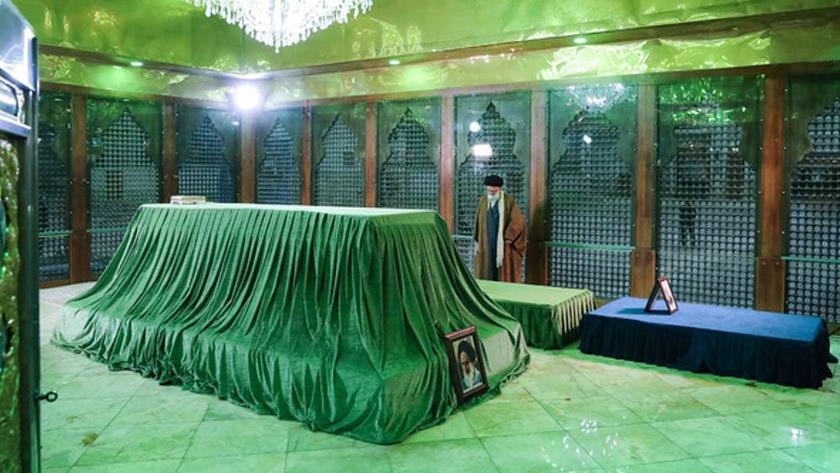 Iranpress: Iran Leader attends Imam Khomeini Mausoleum 