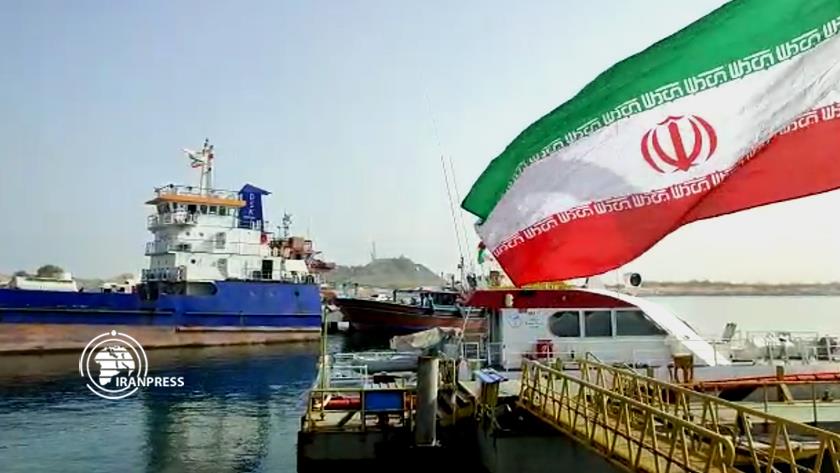 Iranpress: Ship horns echo to mark anniversary of Imam Khomeini