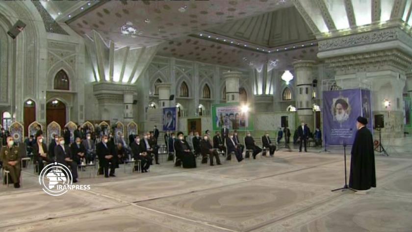 Iranpress: Pres. Raisi, cabinet members renew allegiance with Imam Khomeini