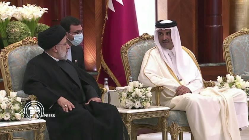 Iranpress: Iranian president welcomed by Emir of Qatar at Doha Airport 