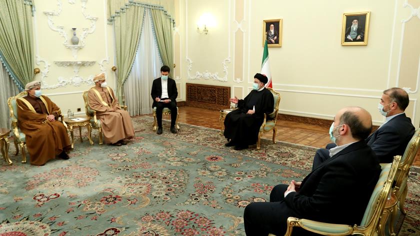 Iranpress: Sultan of Oman invites Iran President to visit country