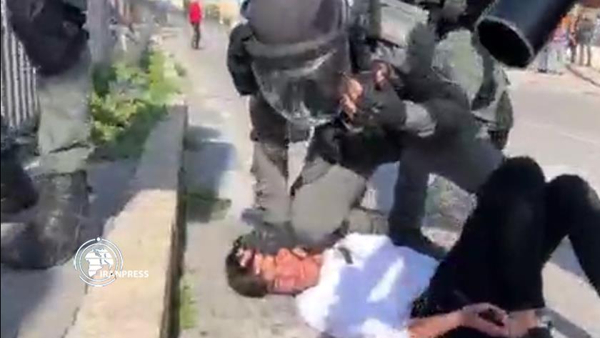 Iranpress: Israeli police attack, injure Palestinians 