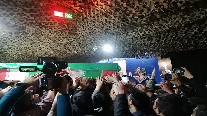 Iranpress: Iranian people bid farewell to commanders martyred