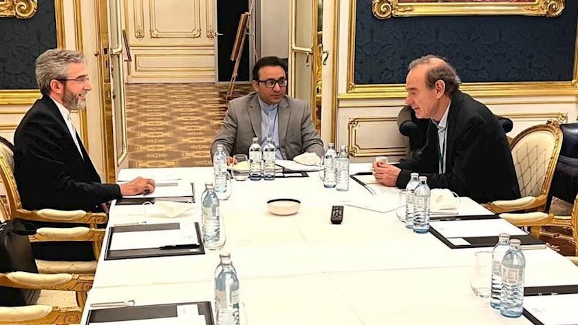 Iranpress: Bagheri resumes Vienna talks in meeting with Mora