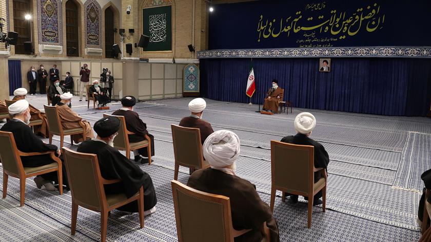 Iranpress: Leader receives Assembly of Experts