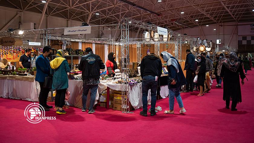 Iranpress: Shiraz host Haftsin tablecloths expo, Art of Iranian women