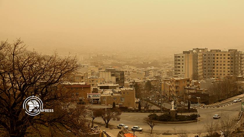 Iranpress: Huge mass of dust affects Kurdistan, Western Iran 