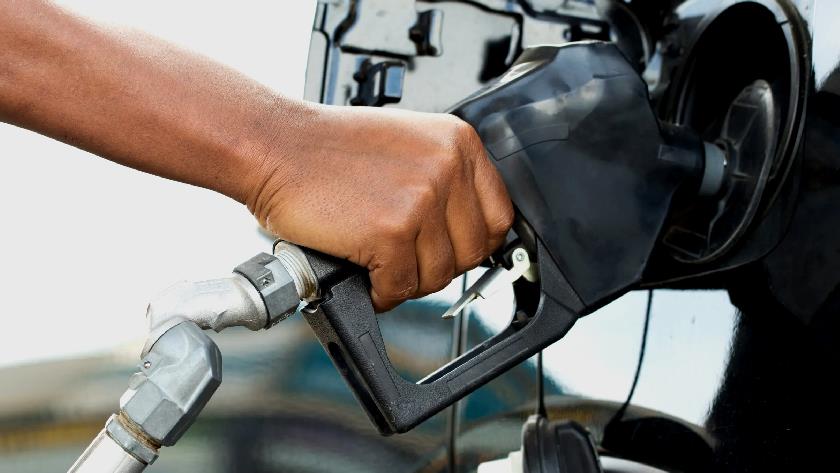 Iranpress: Gas price in LA. Ca. inches toward 6 dollars per gallon