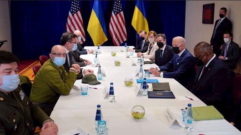 Iranpress: Biden meets top Ukrainian ministers in Poland