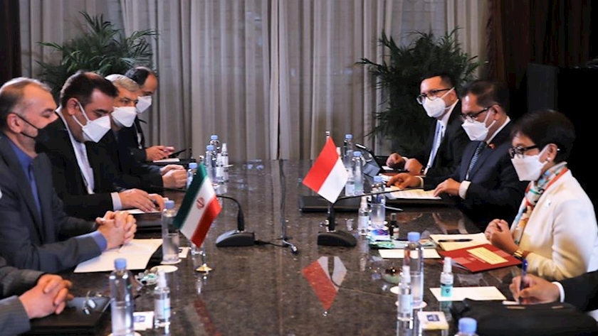 Iranpress: Iran, Indonesia FMs hold consultations in China
