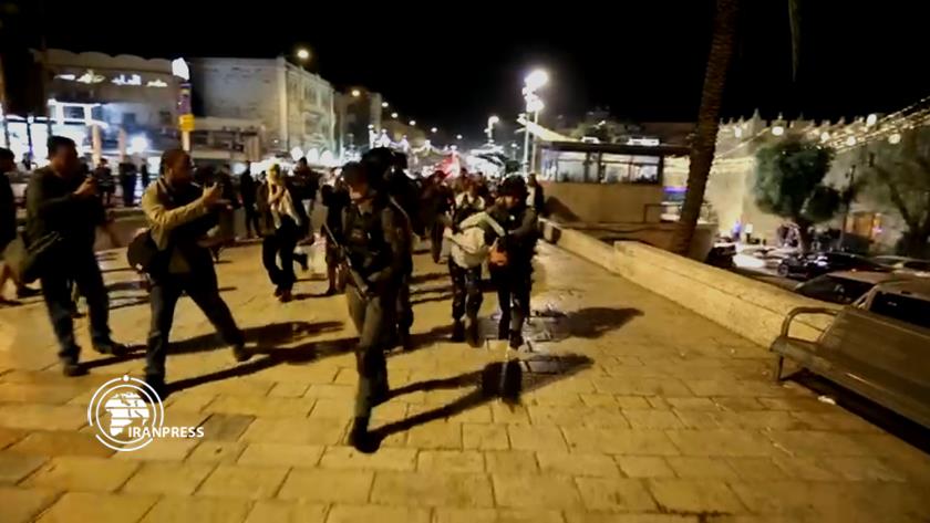 Iranpress: Israeli troops attack Bab al-Amoud, injure 30 Palestinians