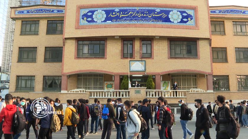 Iranpress: Iran restarts face to face education