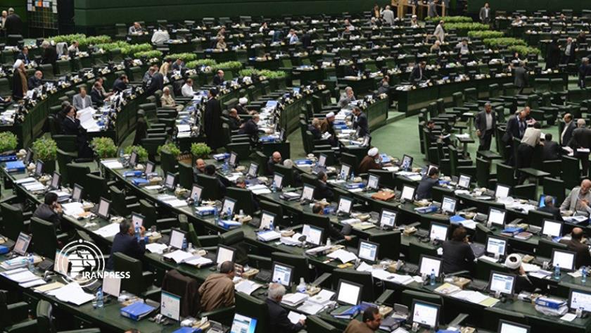 Iranpress: Parliament to reviw regulation of cyberspace services 