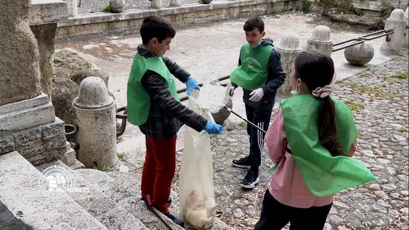 Iranpress: Romans clean up their home town amid Italian waste crisis