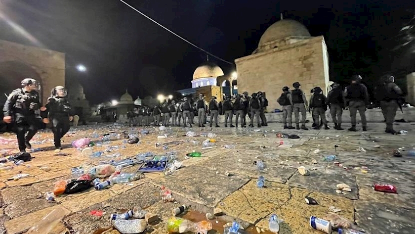 Iranpress: Dozen Palestinians injured in Israel forces raid to Al-Aqsa Mosque 