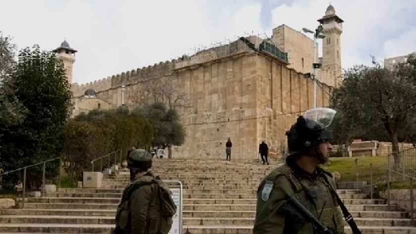 Iranpress: Israeli regime closes Al-Ibrahimi Mosque