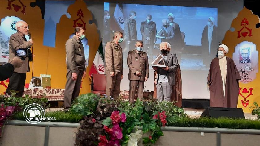Iranpress: Iranian Army pays homage to martyred Army Commander Qarani