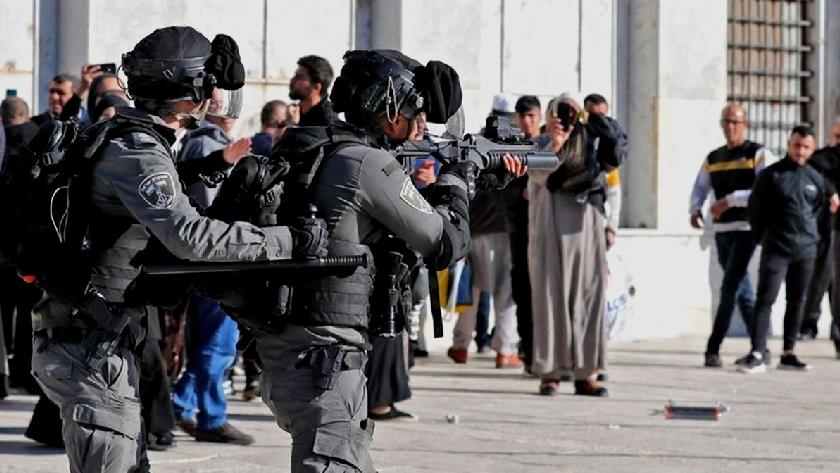 Iranpress: Israelis storm into Al-Aqsa, injuring 40 more Palestinians