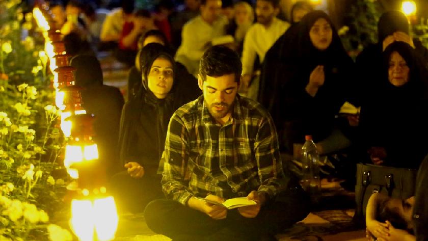 Iranpress: Iranians mourn martyrdom anniversary of Imam Ali (AS) in Laylat al-Qadr