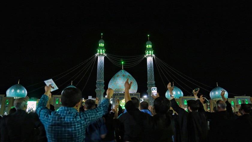 Iranpress: Iranians observe second holy night of Qadr