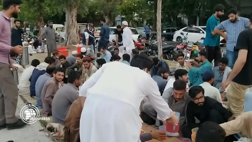 Iranpress: Ramadan in Pakistan; Street Iftar tables for the needy