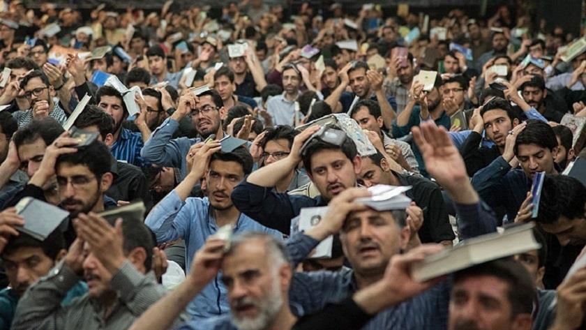 Iranpress: Iranians observe third holy night of Qadr