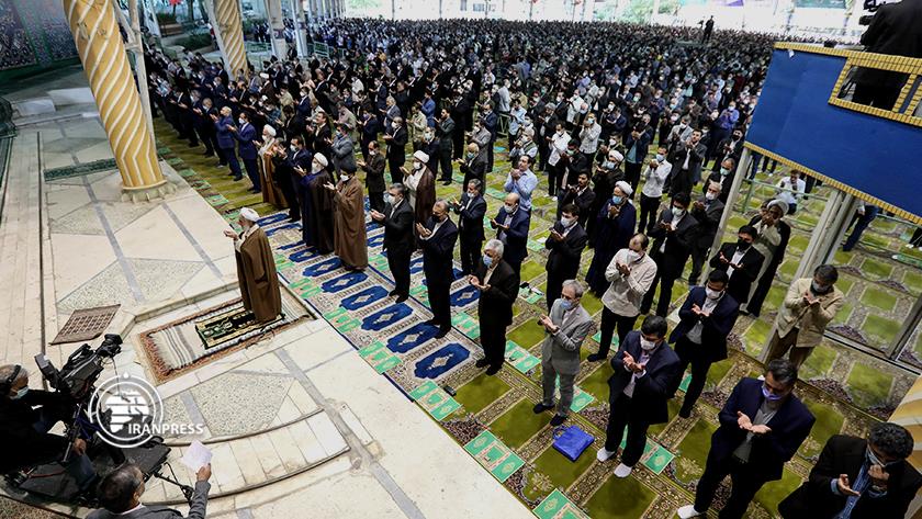 Iranpress: Iranians hold Eid al-Fitr prayers