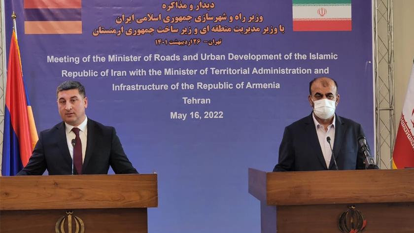Iranpress: Iran, Armenia to continue road cooperation