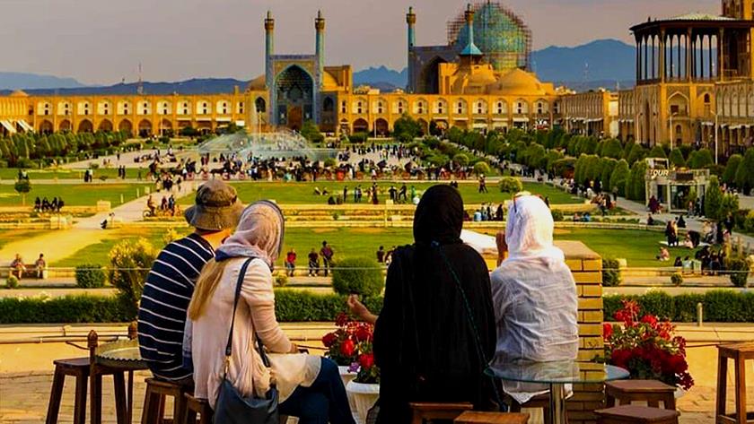 Iranpress: Iran eases COVID-related restrictions on international travelers