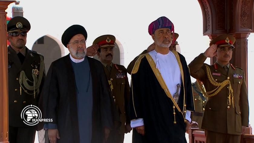 Iranpress: Iranian pres. arrives in Oman