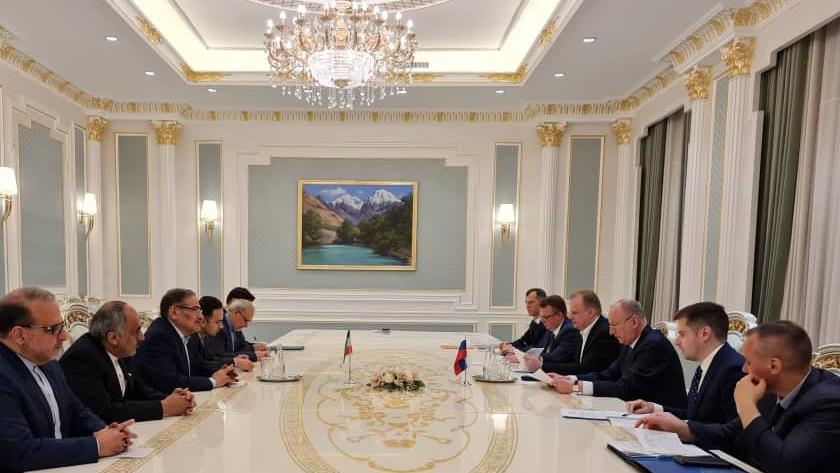 Iranpress: Iranian, Russian officials meet, stress expansion of bilateral ties 