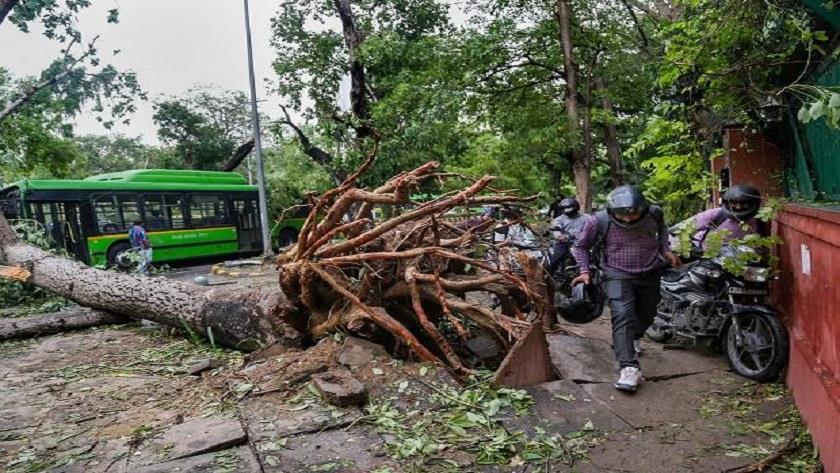 Iranpress: Severe storm batters New Delhi, leaving two dead
