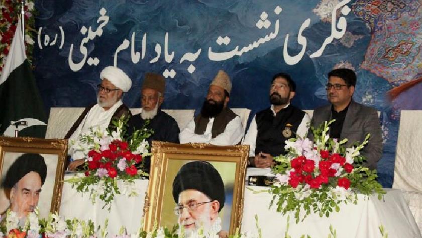 Iranpress: Pakistani orators urge adherence to Imam Khomeini