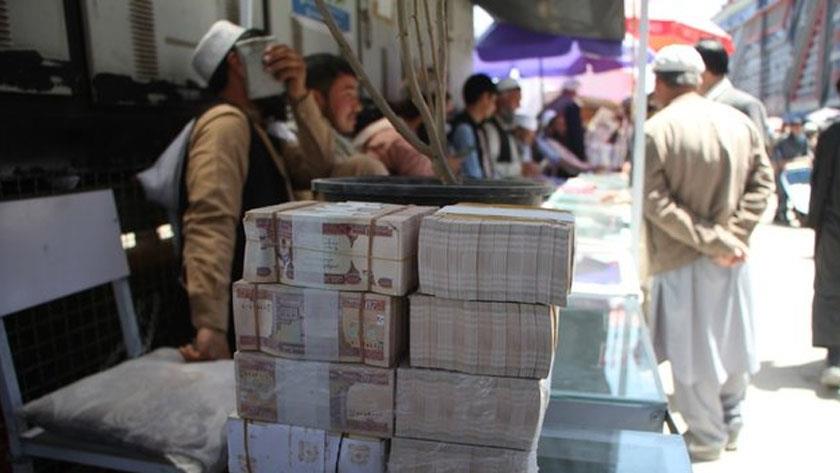 Iranpress: Afghanistan injects 11 mln USD to stabilize local currency