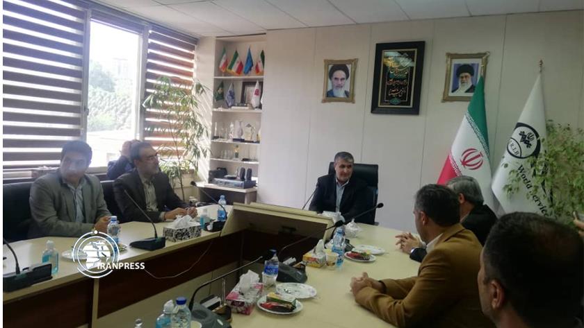 Iranpress: AEOI Head Mohammad Eslami pays visit to Iran Press News Agency 