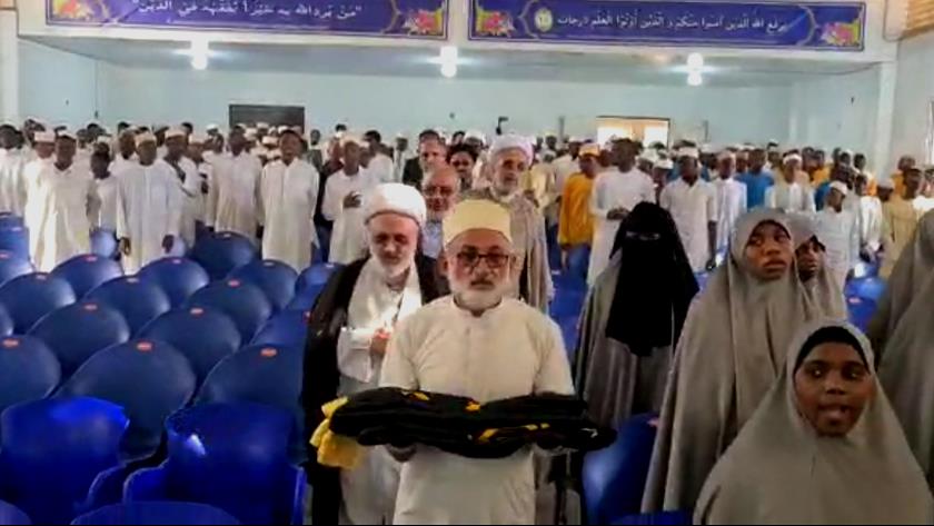 Iranpress: Tanzanian Muslims give Imam Reza’s flag a passionate welcome
