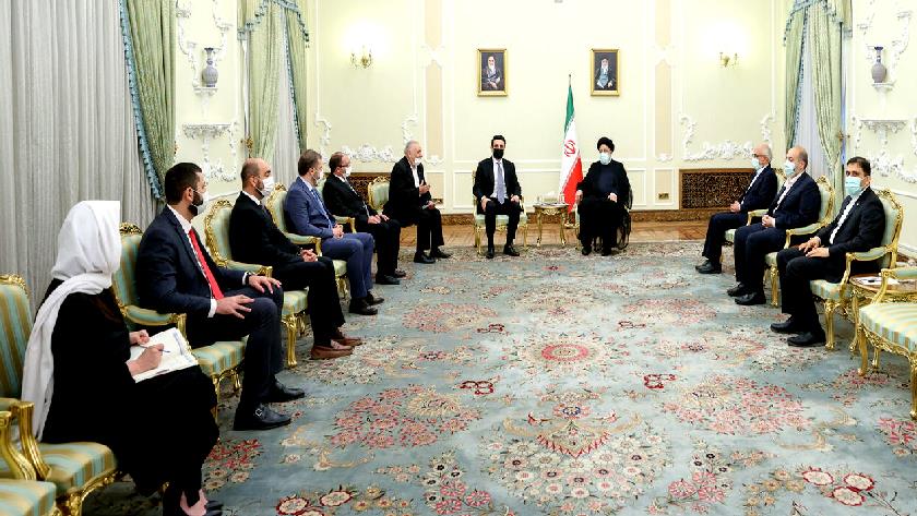 Iranpress: Developing relations with neighboring countries; Iran