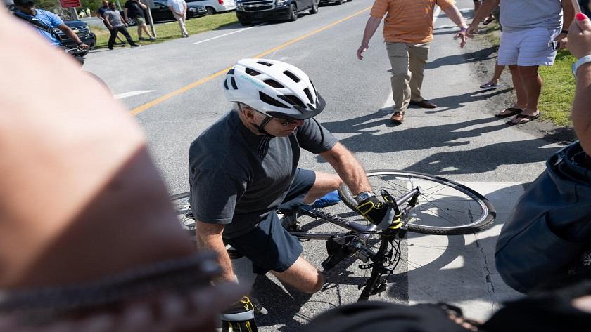 Iranpress: Biden falls off bike as riding near beach home in Delaware