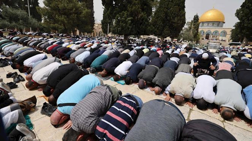 Iranpress: Over 50k worshippers perform Friday prayers at al-aqsa mosque